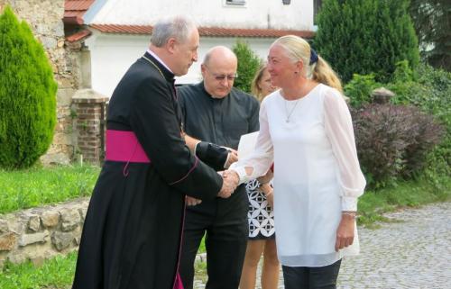 Monsignore Adolf Pintíř, páter Bogdan Ganczarski a&nbsp;starostka obce Helena Sosnová