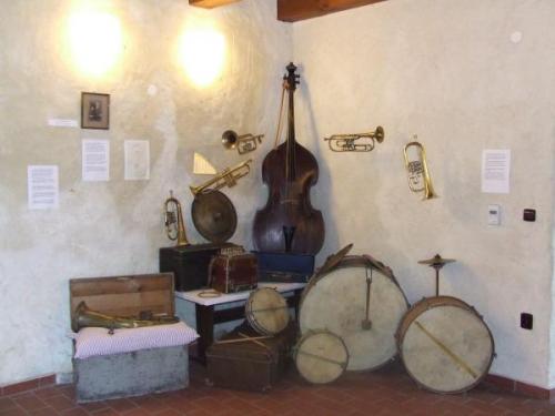 Výstava hudebních nástrojů, které leccos pamatují